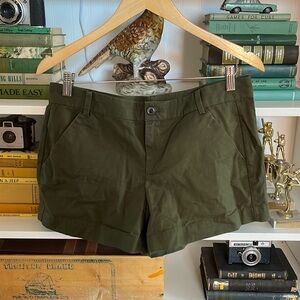Khaki style shorts army green